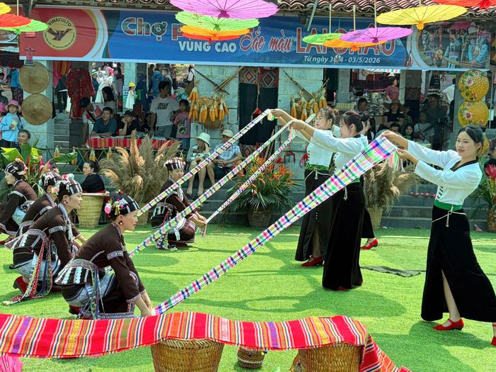 Nhiều tiết mục nghệ thuật đặc sắc được các nghệ nhân biểu diễn tại chợ phiên vùng cao ở Làng Văn hóa Du lịch các dân tộc Việt Nam. Ảnh: Quang Hải