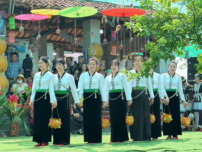 Các cô gái vùng cao tái hiện cảnh đi chợ với những chiếc giỏ mây truyền thống. Ảnh: Quang Hải