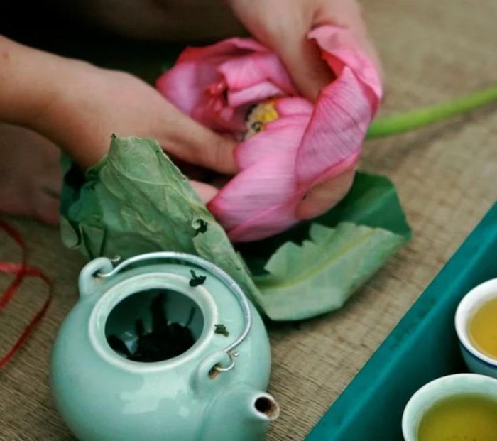 Trà sen là một thứ thời trân rất đặc trưng của người Hà Nội.