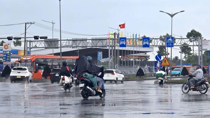 Cơn mưa đến đột ngột giữa thời điểm nắng đỉnh điểm trong ngày khiến nền nhiệt toàn thành phố giảm sâu. Từ mức 37 - 38°C gây ngột ngạt, không khí nhanh chóng trở nên mát mẻ, dễ chịu.