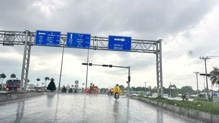 Trưa 3/5, tại TP. Cần Thơ xuất hiện cơn mưa lớn trái mùa. Dù chỉ kéo dài hơn 5 phút, nhưng mưa nặng hạt đủ để làm dịu bầu không khí oi bức kéo dài nhiều tuần qua.