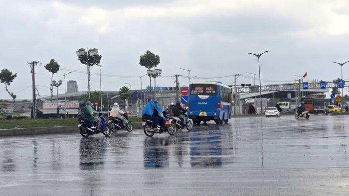Cơn mưa phần nào “giải nhiệt” cho TP. Cần Thơ sau những ngày oi bức kéo dài, mang lại cảm giác dễ chịu cho người dân. Ảnh: Nhật Huy.