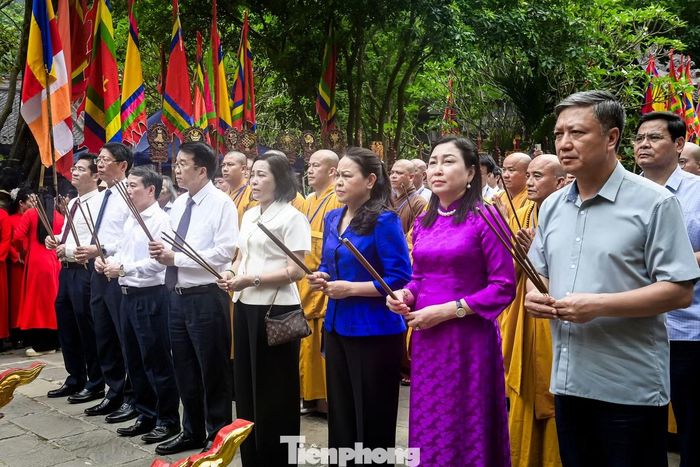 Các đại biểu thực hiện lễ dâng hương tại đền thờ Đức Thánh Quý Minh Đại Vương.