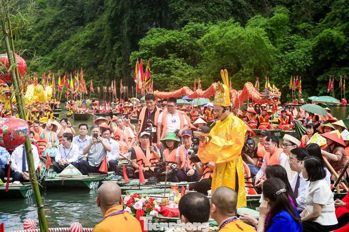 Để thực hiện nghi lễ rước nước, một người được chọn đóng vai Vua, cùng đoàn tùy tùng tiến ra giữa sông Sào Khê lấy nước thiêng, sau đó rước về dâng tại đền thờ Thánh Quý Minh Đại Vương.