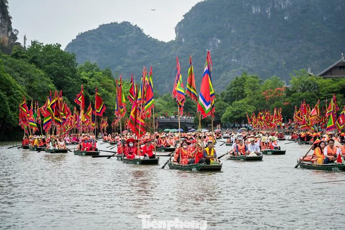 Sau hồi trống khai hội, các đại biểu cùng du khách tham gia nghi thức rước thuyền rồng, rước nước theo phong tục cổ truyền. Trong hành trình hơn 5km đường thủy trên dòng sông Sào Khê, đoàn thuyền len lỏi qua các hang động, lần lượt cử hành các nghi thức rước rồng, rước kiệu, rước nước và dâng lễ tại đền Suối Tiên.