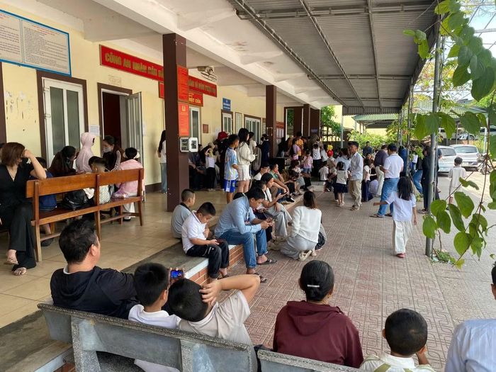 Công an các xã đã tăng cường cán bộ tiếp nhận hồ sơ, tạo điều kiện thuận lợi cho người dân đưa con em đi làm định danh điện tử. Theo hướng dẫn, hồ sơ cần chuẩn bị gồm: căn cước công dân của cha, mẹ hoặc người đại diện hợp pháp; thẻ căn cước của trẻ; thẻ bảo hiểm y tế (nếu có) để tích hợp thông tin; cùng điện thoại của người đại diện để đăng ký tài khoản.