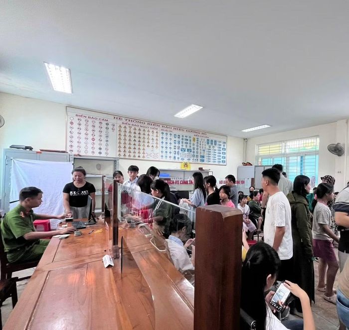 Được biết, từ ngày 10/4/2026, Công an tỉnh Hà Tĩnh ban hành Kế hoạch 1272/CAT-PC06, triển khai cao điểm cấp căn cước và tài khoản định danh điện tử cho trẻ từ 6 đến dưới 14 tuổi, thực hiện đến ngày 8/5/2026. Toàn tỉnh đang đồng bộ giải pháp nhằm hoàn thành mục tiêu cấp hơn 234.000 tài khoản. 