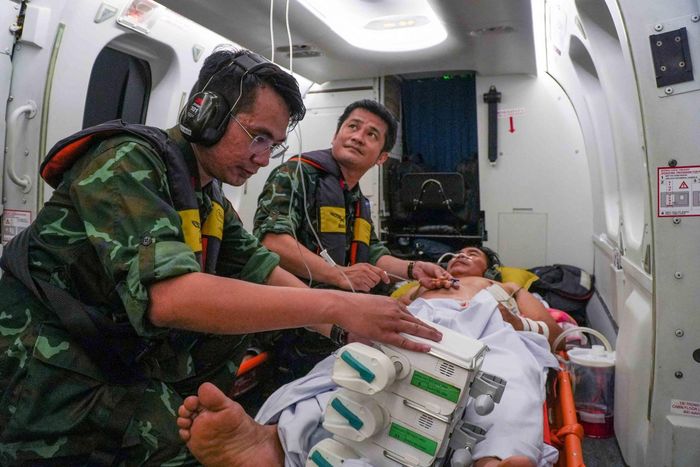 Bệnh viện được đưa về đất liền điều trị.