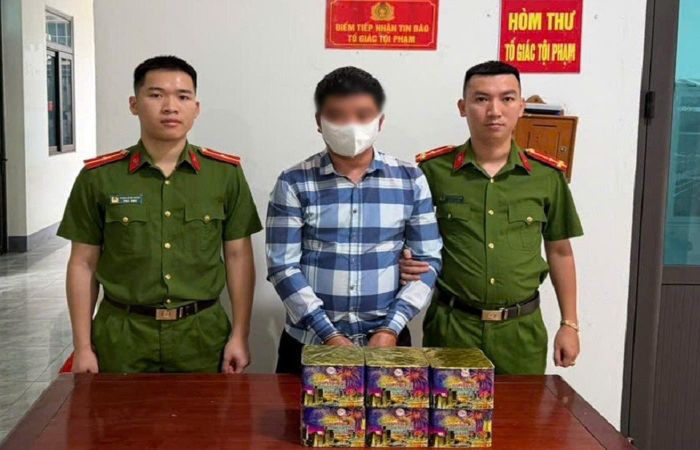 Đối tượng Phan Văn Sỹ cùng tang vật 6,57kg pháo nổ tại cơ quan công an.