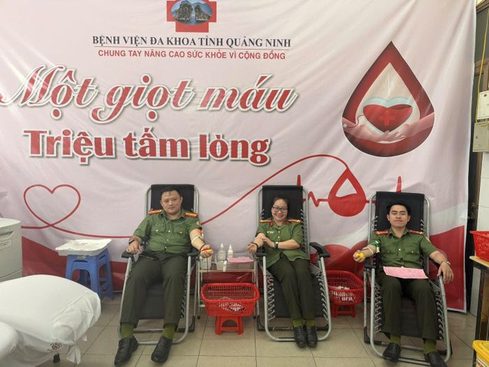 Ba cán bộ Phòng Quản lý xuất nhập cảnh hiến máu trong đêm tại Bệnh viện đa khoa Quảng Ninh.