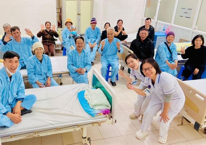 Bệnh nhân ung thư với 5 phút cười mỗi ngày. Ảnh: BVBM.