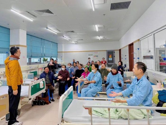 Dược sĩ Phạm Quốc Vinh (áo vàng) hướng dẫn người bệnh. Ảnh: BVCC.