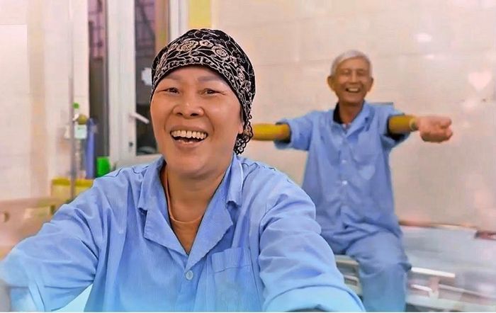 Người bệnh tập Yoga Cười tại giường. Ảnh: BVBM.