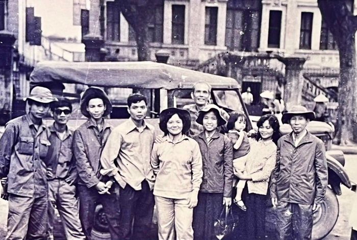 Đoàn làm phim trước lúc lên đường vào miền Nam năm 1975. Ảnh: NVCC