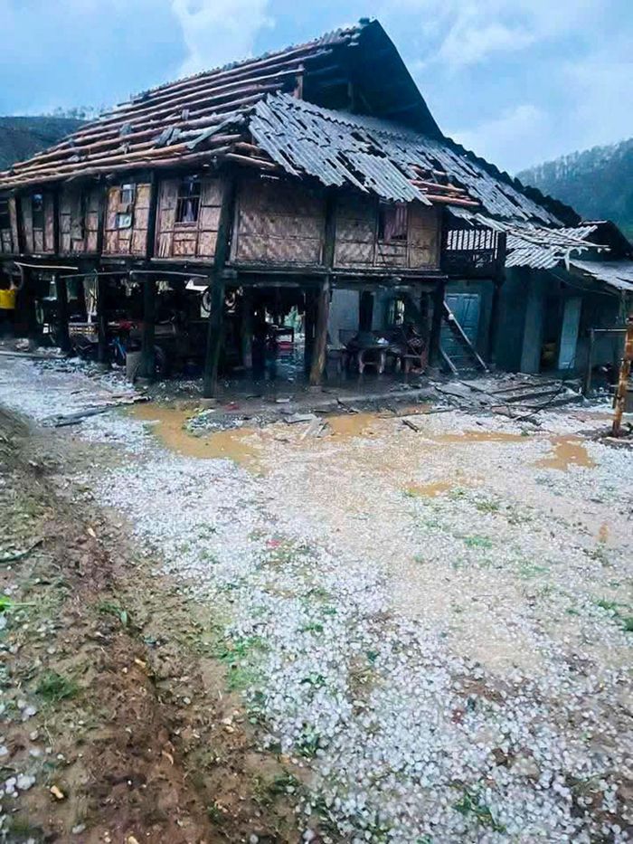 Mưa đá gây thiệt hại tại xóm Làng Muông, xã Yên Trạch. Ảnh: N.Hoàn