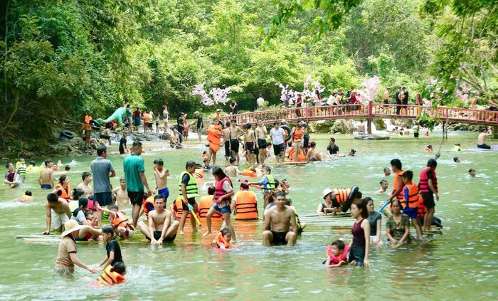 Làn nước trong mát của suối Mây chính là điểm hấp dẫn nhất đối với khách du lịch. Dịp nghỉ lễ đầu mùa hè năm nay thời tiết khá mát mẻ nhưng vẫn có rất đông người đến suối Mây tắm mát