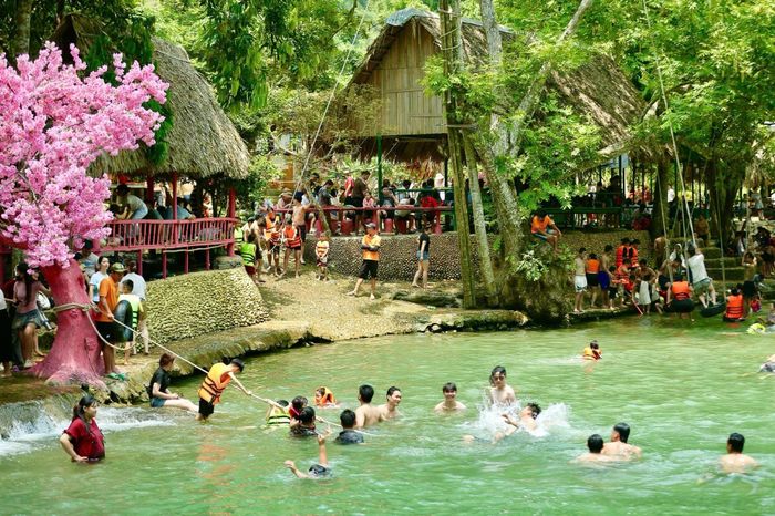 Hiện, dọc suối Mây có hàng chục hộ dân tham gia kinh doanh với nhiều loại hình như ăn uống, cho thuê đồ, trông giữ xe, homestay và tổ chức các hoạt động trải nghiệm.
