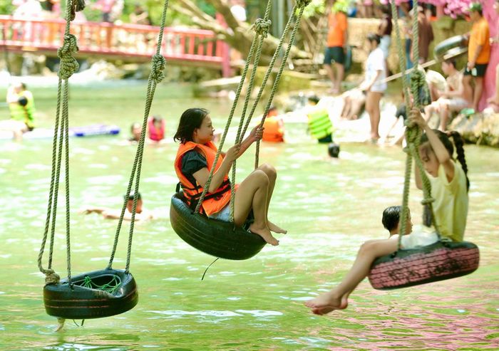 Mùa cao điểm du lịch tại suối Mây kéo dài từ cuối tháng 3 đến tháng 9 
