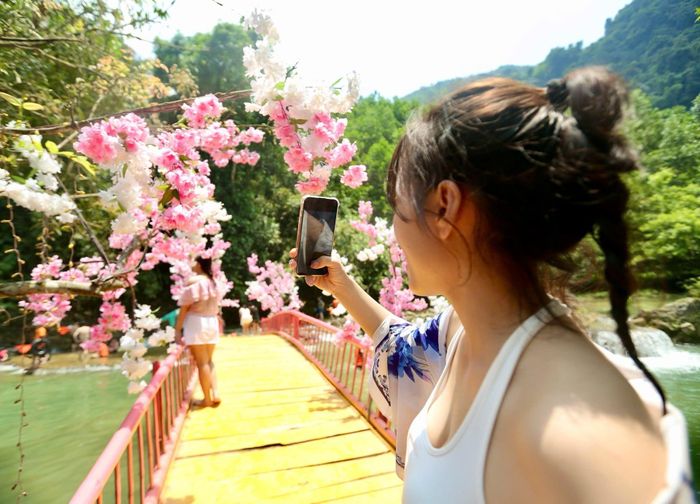 Cây cầu đỏ bắc qua suối Mây trở thành điểm check-in thu hút đông đảo du khách.