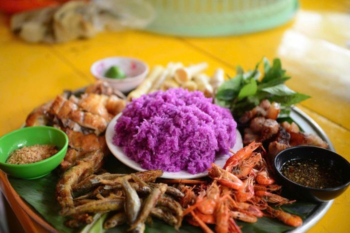 Không chỉ vui chơi, giải nhiệt ngày nắng nóng, du khách còn được thưởng thức các món địa phương như gà nướng, cơm lam, rau rừng, cá suối, tôm sông, qua đó cảm nhận rõ văn hóa bản địa
