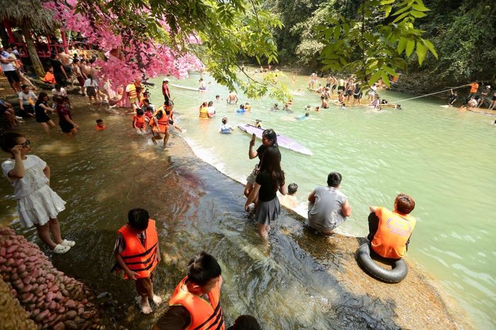 Trước đây, khách du lịch chủ yếu đến ngắm thác Mây nhưng vài năm trở lại đây, suối Mây cũng được nhiều du khách dừng chân
