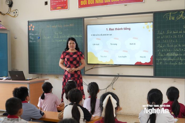 Cô và trò Trường Tiểu học Nguyễn Trãi. Ảnh: Mỹ Hà