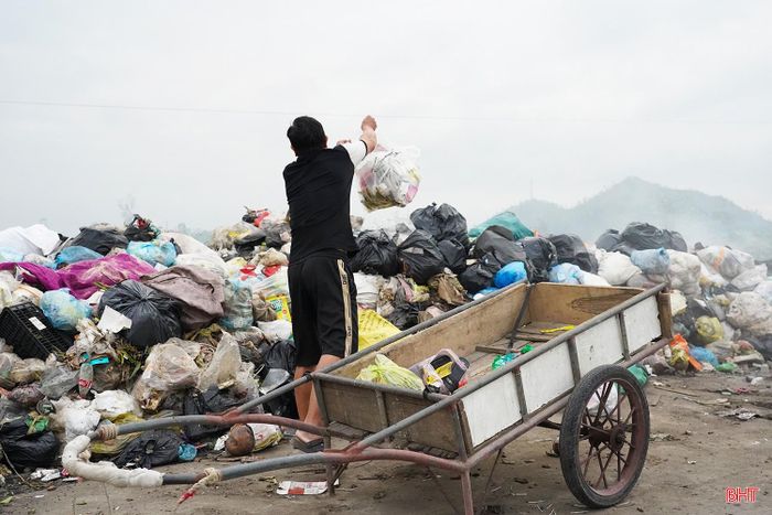 Mỗi ngày, lượng lớn rác thải vẫn tiếp tục được người dân đưa đến bãi tập kết. Trong khi đó, việc vận chuyển đi xử lý bị gián đoạn, khiến khối lượng rác tồn đọng ngày càng lớn.