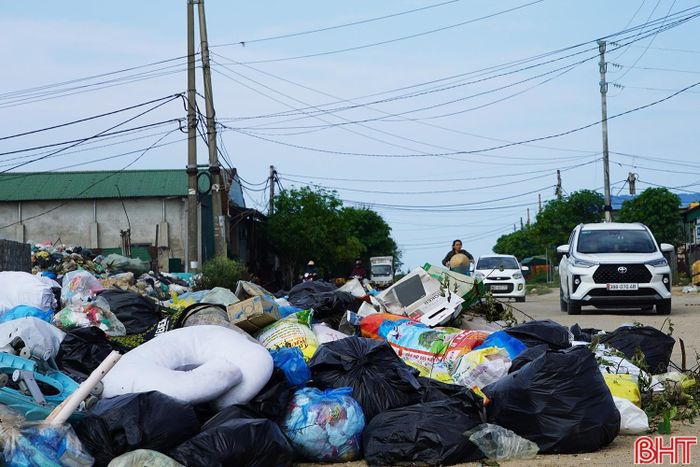 Bà Trần Thị Minh (xã Lộc Hà) cho hay: “Từ Tết âm lịch 2026 đến nay, rác ùn ứ mỗi ngày một nhiều, cứ hai ba ngày lại thấy rác bị đốt. Mùi khét, hôi thối phả vào nhà, ăn cơm hay sinh hoạt đều phải đóng kín cửa, rất bất tiện.”