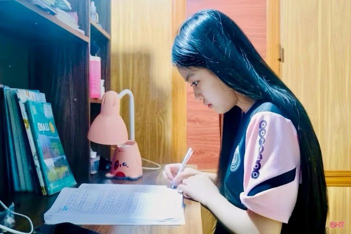 Hà Linh hệ thống lại kiến thức, chủ động sắp xếp lại kế hoạch học tập.