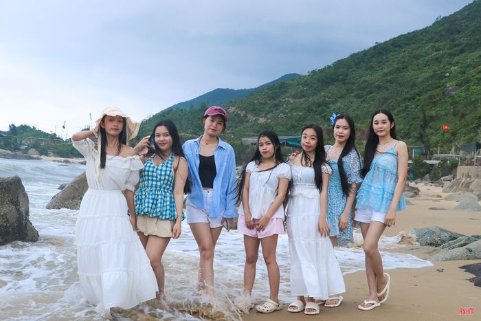 Nhóm bạn trẻ lựa chọn trang phục dress code để ghi lại những khoảnh khắc đáng nhớ.