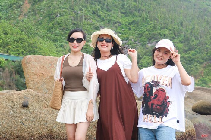 Chị Nguyễn Thị Nhung (ở giữa) - du khách đến từ TP Hà Nội chia sẻ: "Dịp lễ này, chúng tôi từ Hà Nội đến Hà Tĩnh và chọn bãi biển ở xã Cẩm Trung làm điểm dừng chân để tận hưởng không gian thoáng đãng, trong lành, thư thái. Khi tới đây, vẻ đẹp hùng vĩ, hoang sơ của bãi biển này khiến chúng tôi rất hài lòng”.