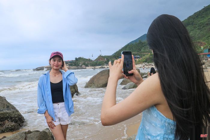 Trong kỳ nghỉ lễ, nhiều du khách trong và ngoài tỉnh tìm về đây để hòa mình vào thiên nhiên, cảm nhận vẻ đẹp hoang sơ, hùng vĩ. Với các bạn trẻ, đây là địa điểm lưu giữ những khung hình đậm nét hoang sơ với nhiều góc máy đẹp.