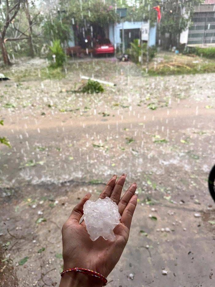 Nhiều người dân chụp lại khoảnh khắc cầm trong tay viên đá từ trên trời rơi xuống.