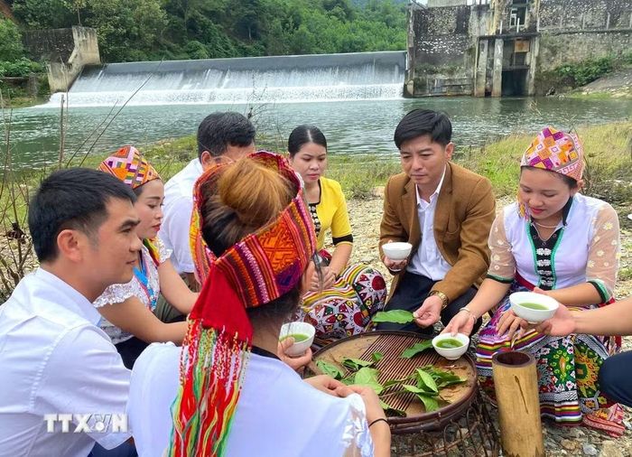 Cộng đồng dân tộc Thái xã Bình Chuẩn (tỉnh Nghệ An) cùng thưởng thức nước uống “chè đâm” trong dịp chợ phiên Mường Chon tổ chức. (Ảnh: TTXVN phát)