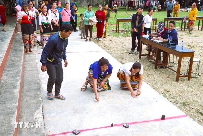 Số người tham gia chơi Tó mặng càng đông thì không khí càng sôi nổi, hoạt náo. (Ảnh: Xuân Tiến/TTXVN)