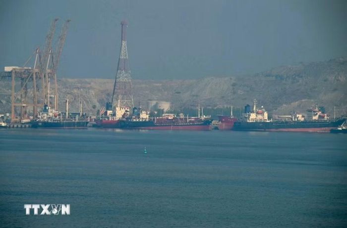 Tàu chở dầu tại cảng container Khor Fakkan, cảng nước sâu ở ngoài khơi thành phố Sharjah, Các Tiểu vương quốc Arab thống nhất, dọc eo biển Hormuz. (Ảnh: philstar.com/TTXVN)