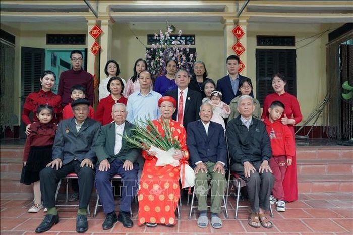 Đại gia đình Đại tá Lê Văn Phong có đến ba thế hệ là cán bộ, sĩ quan đã và đang phục vụ trong quân đội.