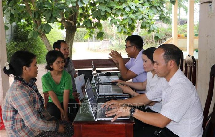 Các chiến dịch như “Ngày thứ 7 tình nguyện” tại xã Bình Sơn, Tổ công tác vượt núi tại xã Ba Tô (Quảng Ngãi)... đã giúp người dân giải quyết hồ sơ tại chỗ, giảm chi phí đi lại. Việc lãnh đạo trực tiếp ký phê duyệt và hướng dẫn dịch vụ công số đã xây dựng hình ảnh chính quyền thân thiện, gần dân. Ảnh: Đinh Hương/TTXVN