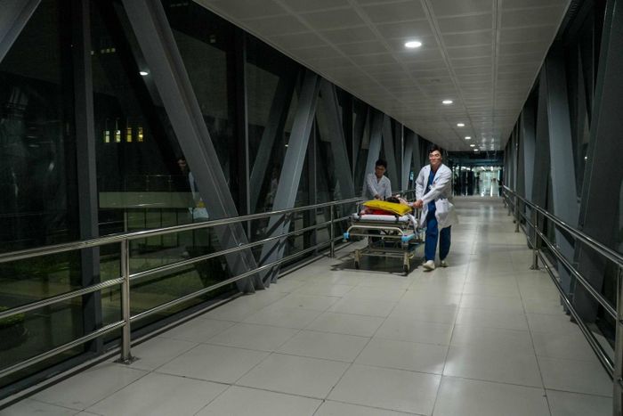 Ngay khi trực thăng hạ cánh xuống sân bay Bệnh viện Quân y 175, bệnh nhân nhanh chóng được đưa vào phòng mổ cấp cứu. Ảnh: BV