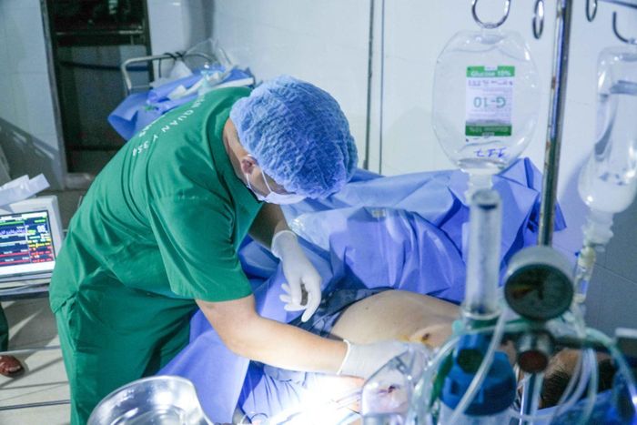 Bác sĩ thăm khám đánh giá tình trạng bệnh nhân. Ảnh: BV