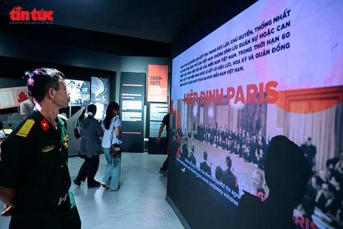 Không gian trưng bày về Hiệp định Paris với các tư liệu, hình ảnh lịch sử quan trọng.