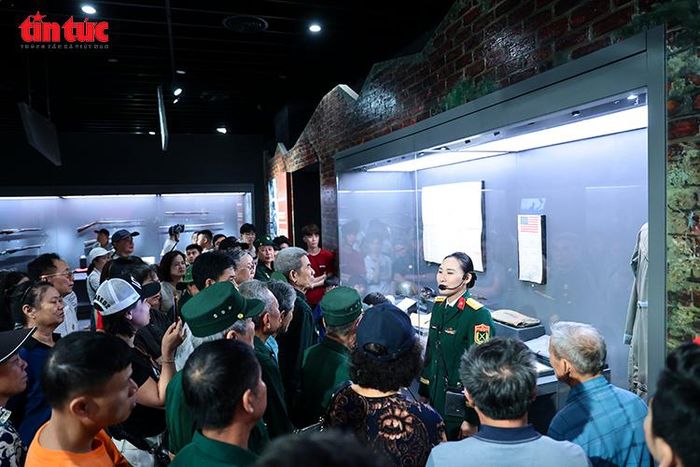 Hướng dẫn viên thuyết minh, giới thiệu hiện vật cho đông đảo khách tham quan.