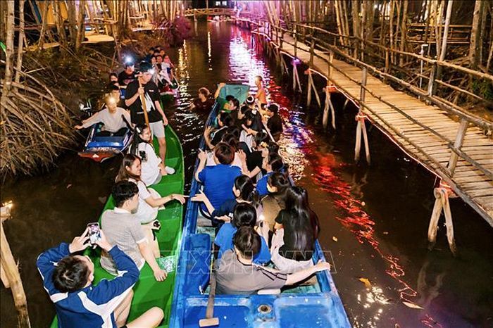 Các tuyến, tour du lịch trải nghiệm ngày càng thu hút du khách khi đến với Cà Mau.
