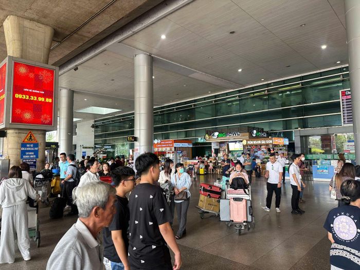 Người dân trở lại sau kỳ nghỉ lễ nên sân bay khá nhộn nhịp.