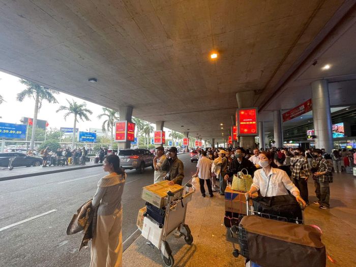 Khu vực đón - trả khách phía trước sân bay khá đông đúc vào giờ cao điểm.