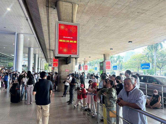 Người dân chờ đón người thân tại nhà ga T2 sân bay Tân Sơn Nhất.