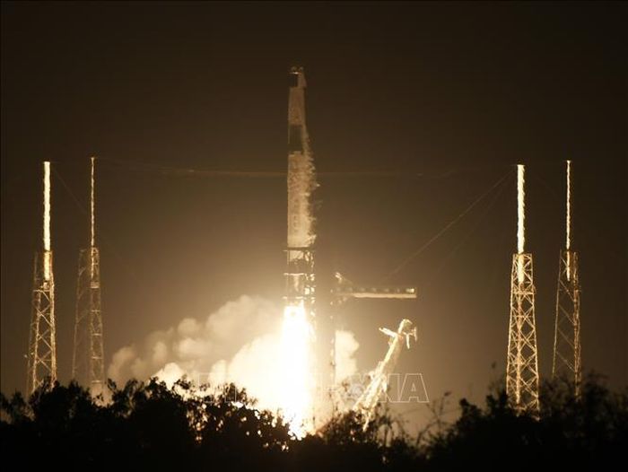 Tên lửa Falcon 9 rời bệ phóng tại Trạm Lực lượng Không gian Cape Canaveral, bang Florida, Mỹ, ngày 13/2/2026. Ảnh: AA/TTXVN