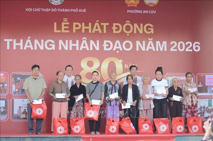 Ban tổ chức trao quà cho các gia đình khó khăn tại phường An Cựu.