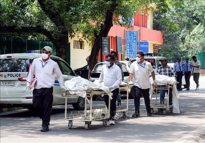Chuyển thi thể nạn nhân trong vụ nổ điều hòa tại khu vực Vivek Vihar, New Delhi, Ấn Độ, ngày 3/5/2026. Ảnh: ANI/TTXVN