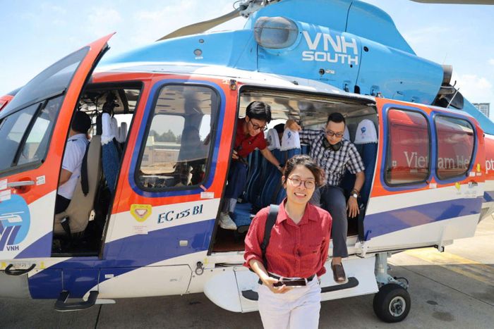 Du khách thích thú trải nghiệm tour ngắm thành phố từ trên cao tại phường Vũng Tàu.